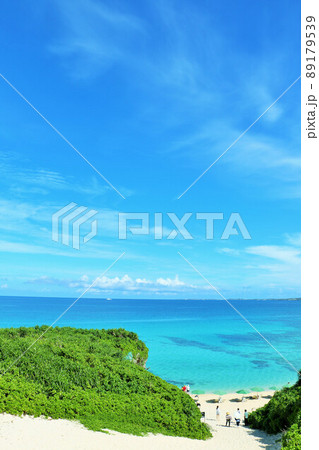 沖縄県　青空と青い海の砂山ビーチ 89179539