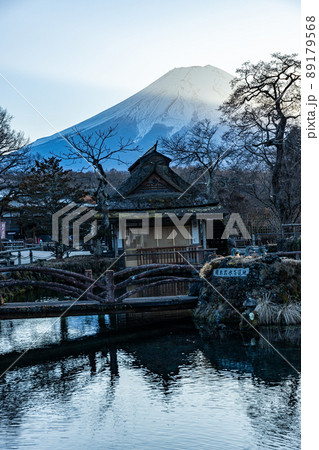 冬の夕暮れにシルエットで浮かぶ上がる忍野八海から見る富士山 89179568