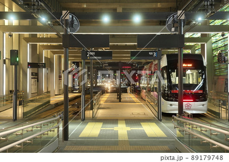 冬の夜明けの市電富山駅 冬の夜明けの市電富山駅 89179748