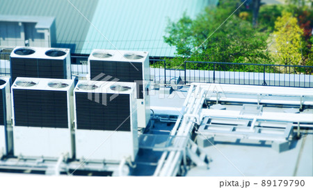 ビルの上の室外機　チルトシフト 89179790