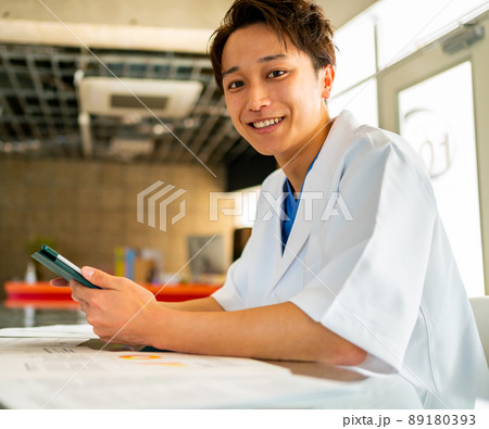 白衣の男性とタブレット 89180393