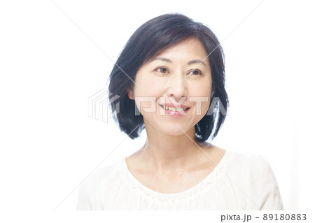 白いブラウスを着た笑顔の中年女性 89180883
