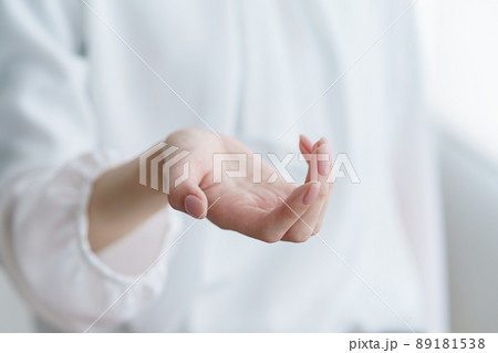 何かをのせる女性の手のひら 89181538