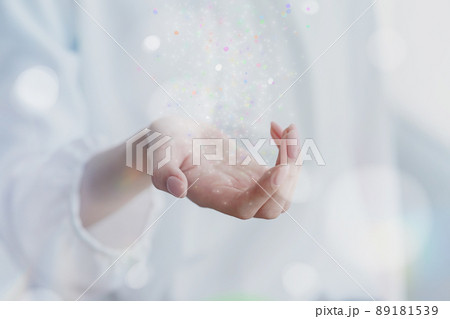 何かをのせる女性の手のひら 何かをのせる女性の手のひら 89181539