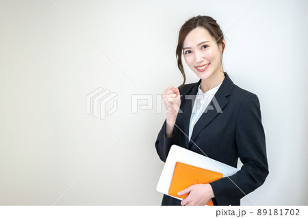 パソコンを持ったガッツポーズのキャリアウーマン 白バック パソコンを持ったガッツポーズのキャリアウーマン 白バック 89181702
