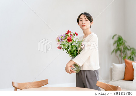 フラワーアレンジメント　女性　花 89181780