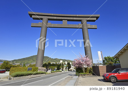 大神神社の大鳥居（奈良県桜井市三輪） 89181940
