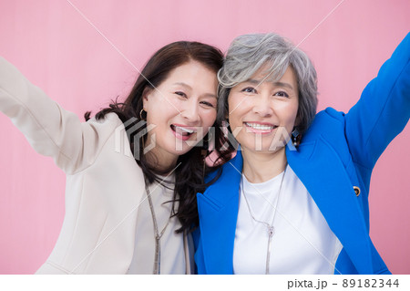 シニア女性 お洒落なシニアのポートレート シニア女性 お洒落なシニアのポートレート 89182344