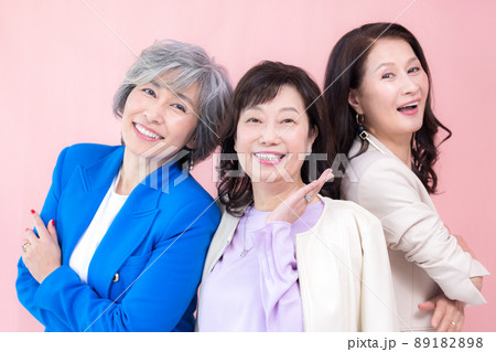 シニア女性　お洒落なシニアのポートレート 89182898