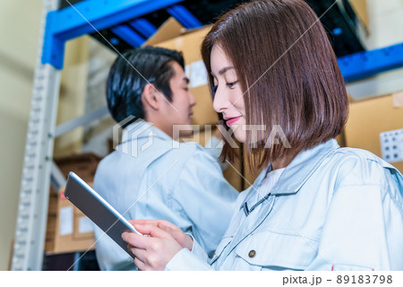 倉庫で在庫を確認する作業員 倉庫で在庫を確認する作業員 89183798