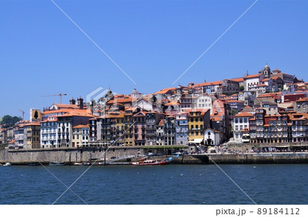 ポルトガル ポルトの旧市街とドウロ川 ポルトガル ポルトの旧市街とドウロ川 89184112