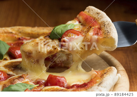 ピザをカットして食べる 89184425