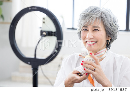 シニア女性　スマホで動画を撮影するシニア女性 89184687