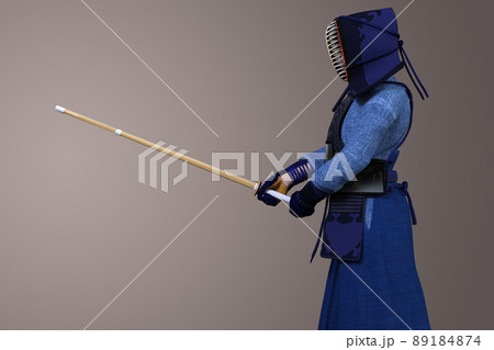 剣道の胴着をきて防具をつけた女の子が竹刀を握り試合をする 89184874