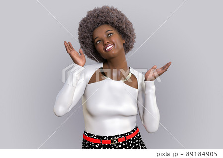 アフロヘアの黒人女性が両手のひらを上に向けて空を見上げている 89184905