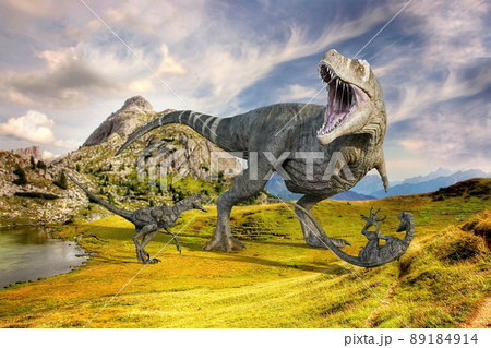 大自然の中で大きな口を開けて襲いかかる巨大なティラノサウルスに戦い