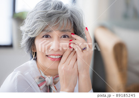 シニア女性　グレイヘアーの女性のポートレート 89185245