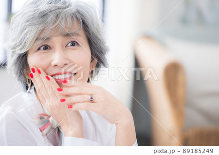 シニア女性　グレイヘアーの女性のポートレート 89185249