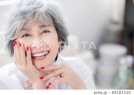 シニア女性　グレイヘアーの女性のポートレート 89185330