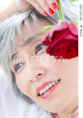 シニア女性 グレイヘアーの女性のポートレート シニア女性 グレイヘアーの女性のポートレート 89185383