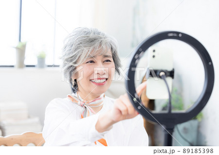 シニア女性　スマホで動画を撮影するシニア女性 89185398