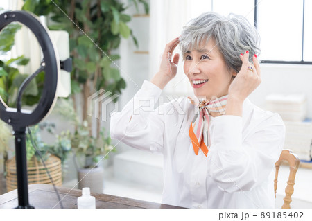 シニア女性　スマホで動画を撮影するシニア女性 89185402