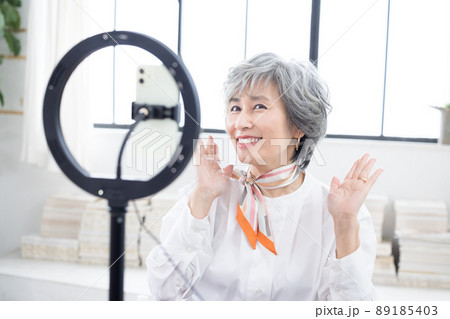 シニア女性　スマホで動画を撮影するシニア女性 89185403