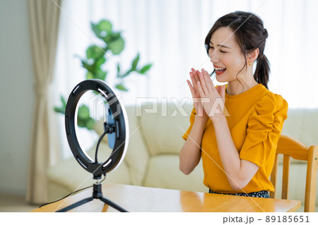配信中にプレゼントをお願いする若い女性 89185651