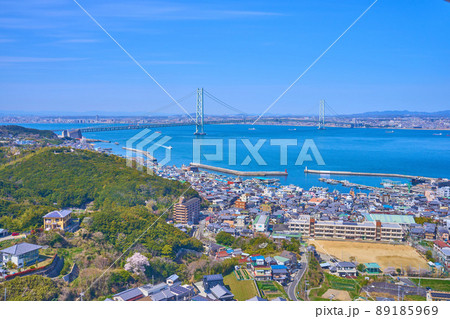 兵庫県の本州と淡路島に架かる明石海峡大橋を淡路市から見る 89185969