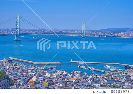 兵庫県の本州と淡路島に架かる明石海峡大橋を淡路市から見る 89185978
