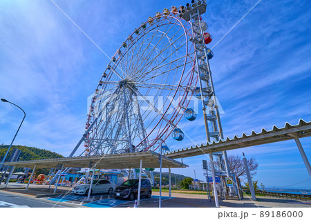 兵庫県の淡路サービスエリアの大観覧車を見る 兵庫県の淡路サービスエリアの大観覧車を見る 89186000
