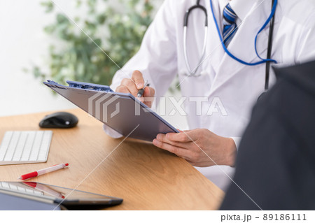 医療イメージ 医師 患者 対面 医療イメージ 医師 患者 対面 89186111