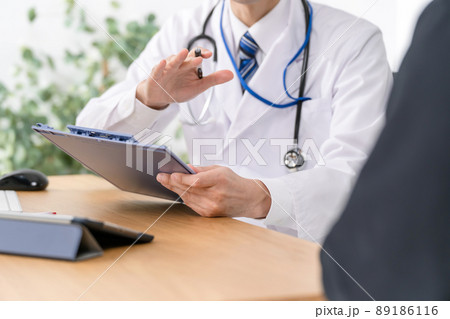 医療イメージ　医師　患者　対面 89186116