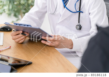 医療イメージ　医師　患者　対面 89186118