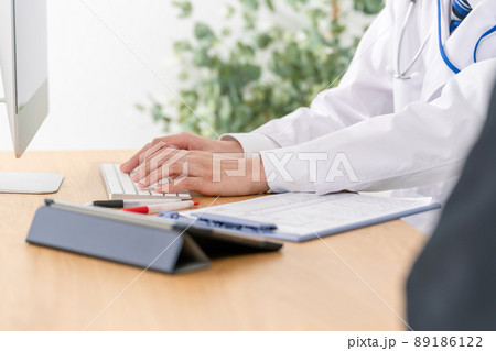 医療イメージ　医師　患者　対面 89186122