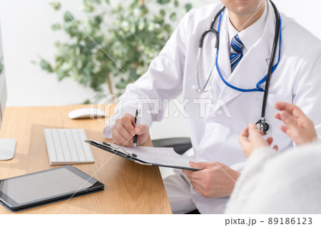 医療イメージ 医師 患者 対面 医療イメージ 医師 患者 対面 89186123