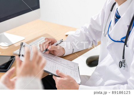 医療イメージ 医師 患者 対面 医療イメージ 医師 患者 対面 89186125