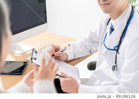 医療イメージ　医師　患者　対面 89186126