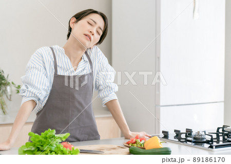 キッチン　女性　肩こり　疲労 89186170