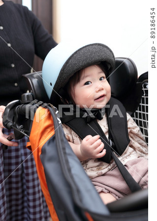 ママと電動自転車に乗る1歳の女の子 89186454
