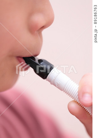 鍵盤ハーモニカを演奏する女の子 89186763