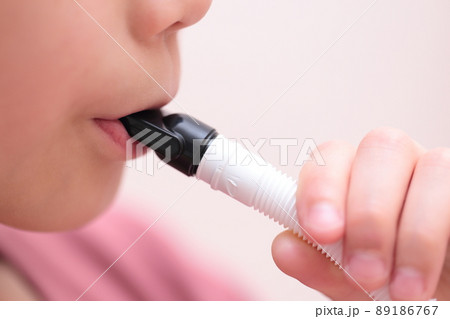 鍵盤ハーモニカを演奏する女の子 89186767