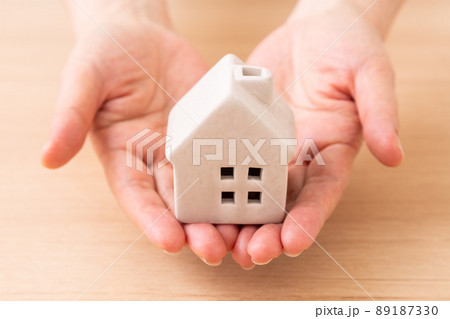 住まいとミドル女性の手 住まいとミドル女性の手 89187330