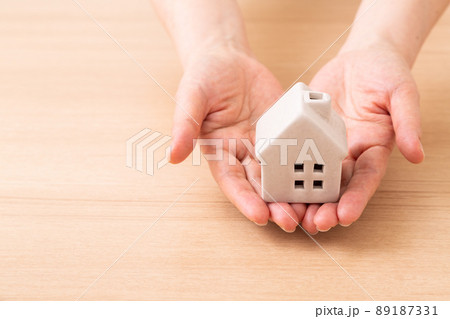 住まいとミドル女性の手 住まいとミドル女性の手 89187331