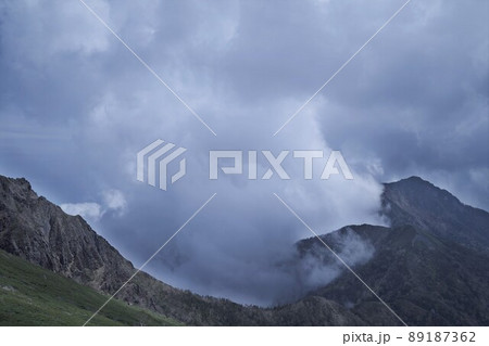 八ヶ岳連峰の登山風景 八ヶ岳連峰の登山風景 89187362