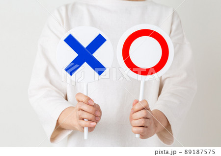 まるばつプレートを持つミドル女性 まるばつプレートを持つミドル女性 89187575