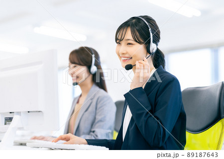オペレーターの若い女性 89187643