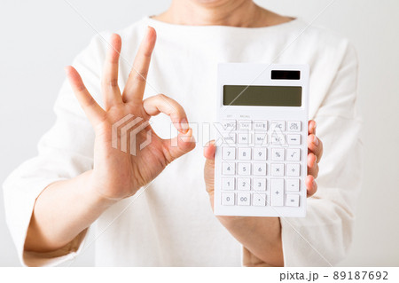 電卓を持つミドル女性の手 電卓を持つミドル女性の手 89187692