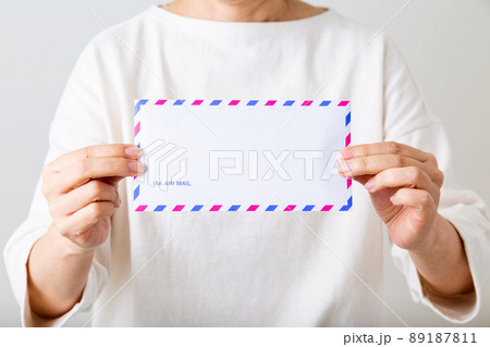 エアメールを持つミドル女性 エアメールを持つミドル女性 89187811