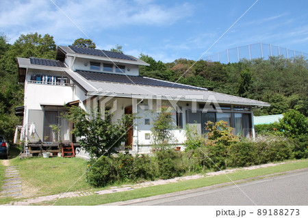 青空に映える電柱のない白亜の瓦と金属板葺きの屋根の美しくオシャレでスタイリッシュで素敵な戸建て住宅 青空に映える電柱のない白亜の瓦と金属板葺きの屋根の美しくオシャレでスタイリッシュで素敵な戸建て住宅 89188273